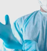 Equipo médico aplicando medidas de bioseguridad en el quirófano