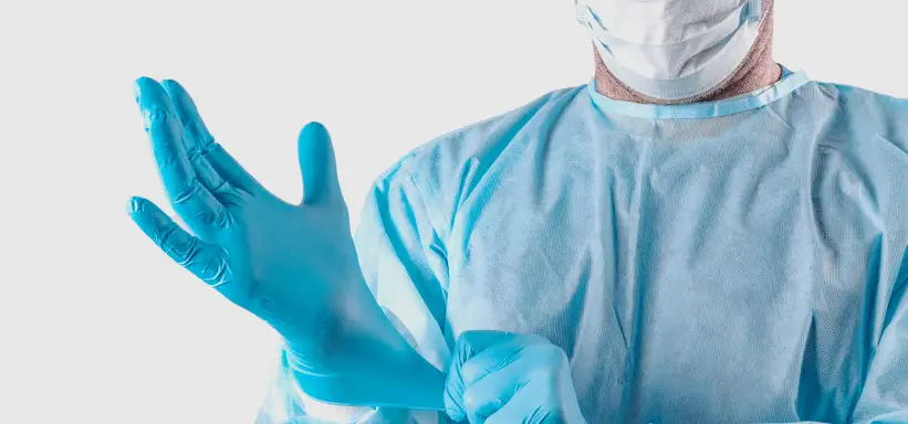 Bioseguridad en Quirófano Equipo médico aplicando medidas de bioseguridad en el quirófano